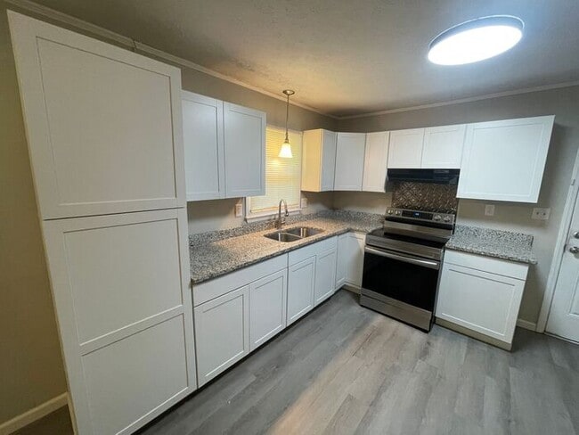 Photo - 3/1 Renovated House Available Now! Pet Friendly!