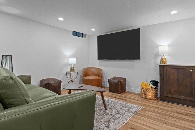 Photo - 1095 April Ln