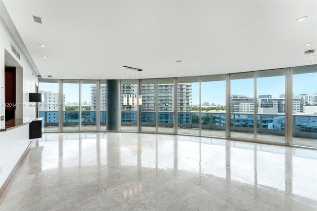 Building Photo - 5959 Collins Ave Unit 1001