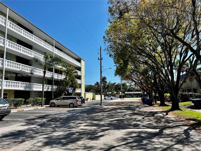 Building Photo - 1425 Arthur St Unit 402A