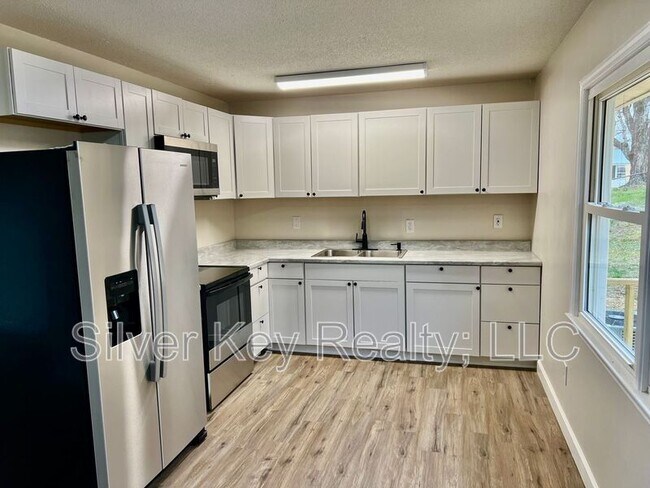 Photo - 206 Riggs St