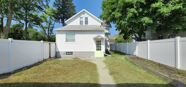 Photo - 703 Hopkins St