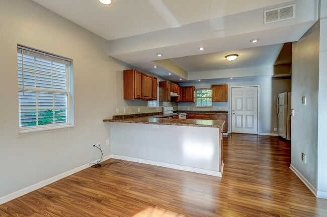 Building Photo - 3208 Pillsbury Avenue South Rental