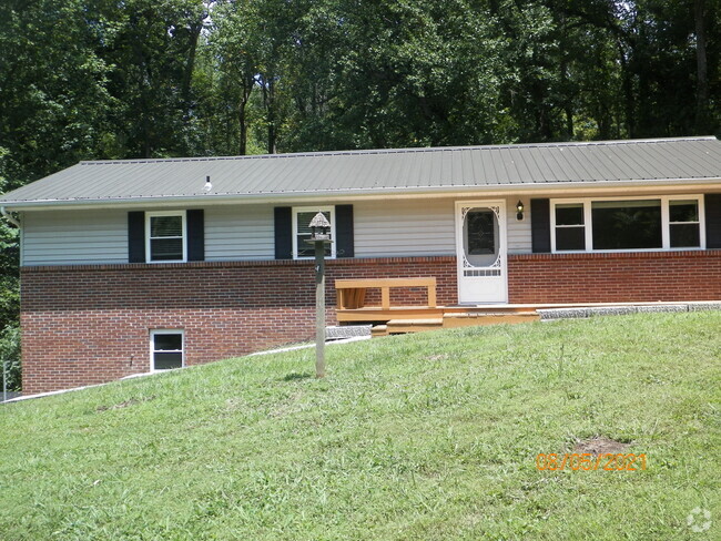 Building Photo - 806 Oliver Ave Rental