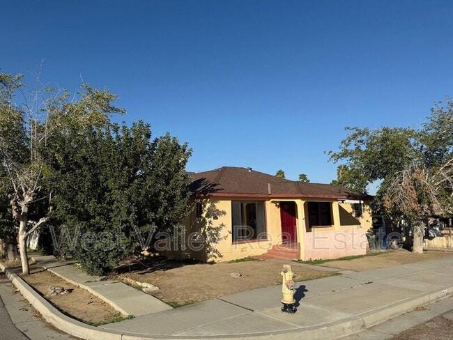 Building Photo - 334 B St