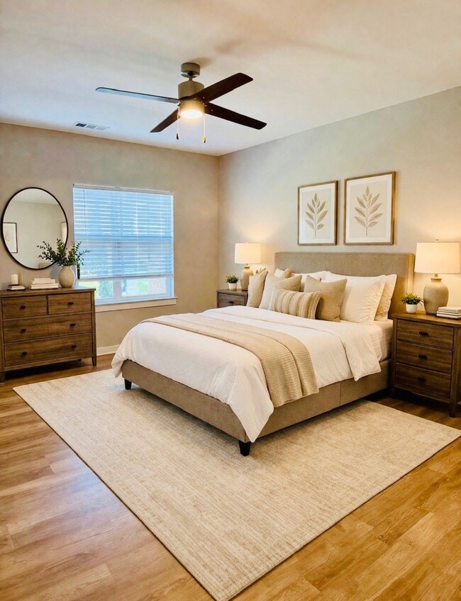 Habitaciones amplias con ventiladores de techo. - Edgewood Place