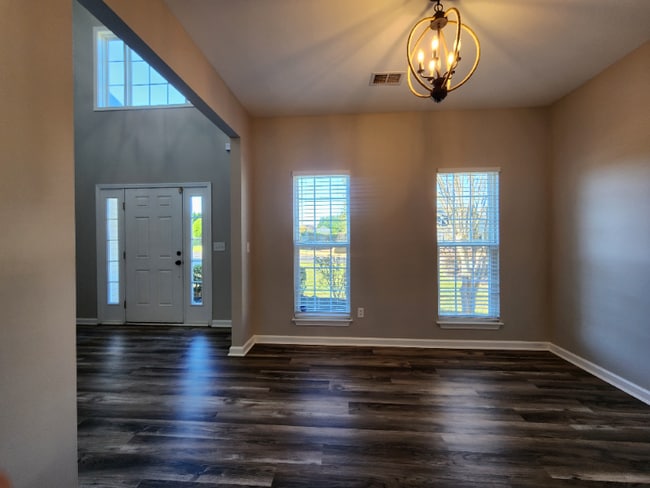 Photo - 383 Castleton Cir