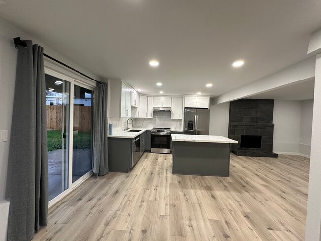 Building Photo - 20914 3rd Ave W Unit B