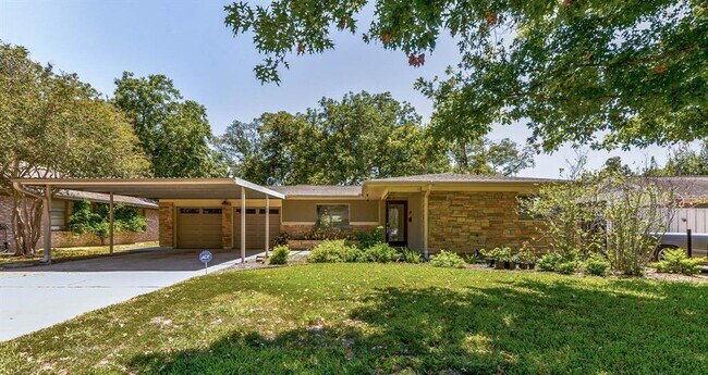 Photo - 2014 Woodvine Dr Condo