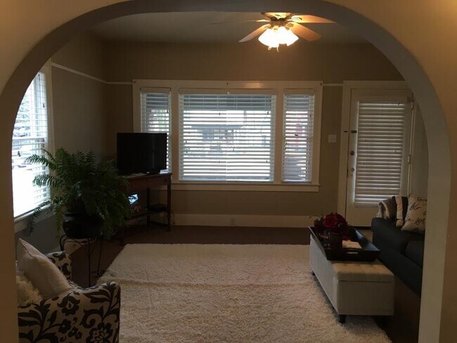 Photo - 1425 E Broadway