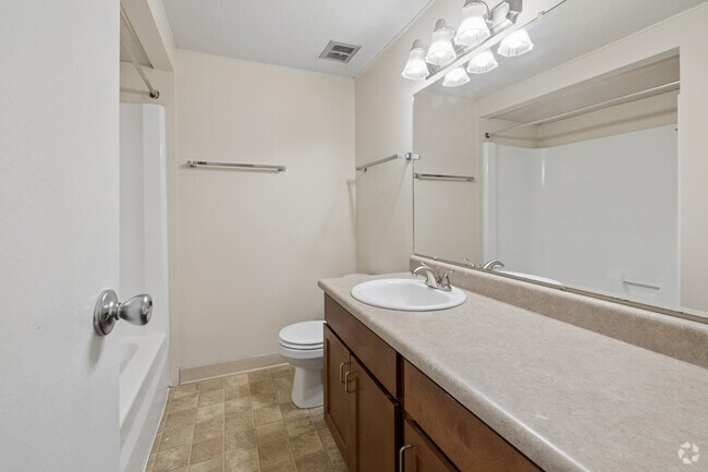 1BR, 1BA - 662SF - Bathroom