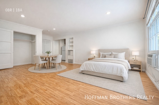 Building Photo - 301 N Sycamore Ave Unit 1