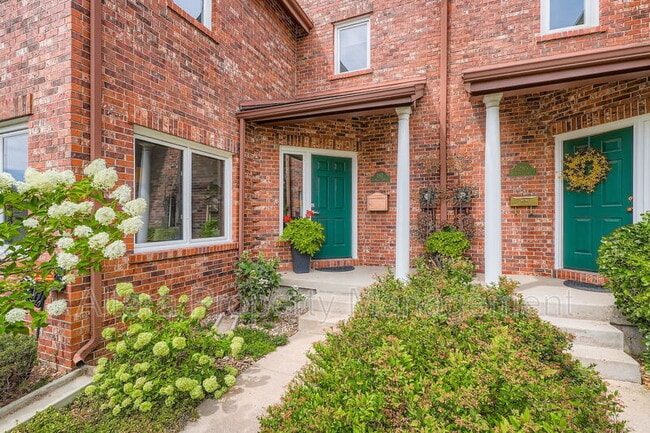 Photo - 287 S Holly St