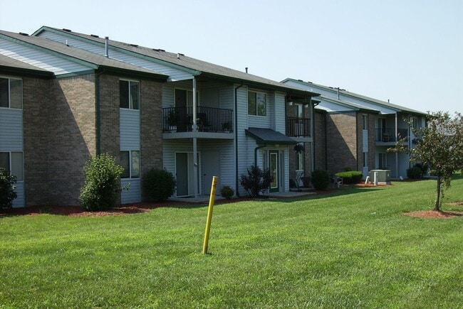 Faces our beautiful lake with fountain - Image 
