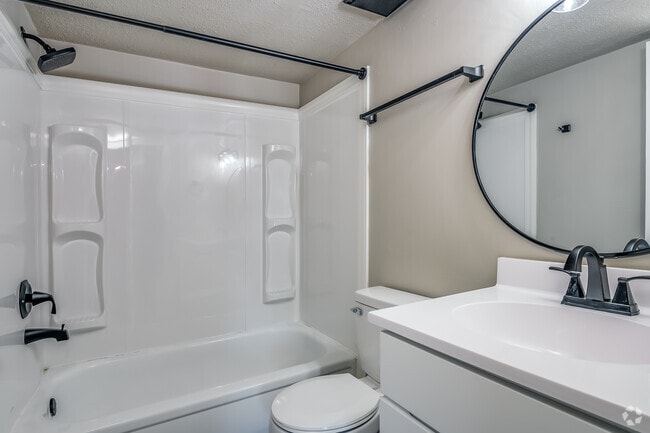 2BR, 1BA - 670SF - Bath