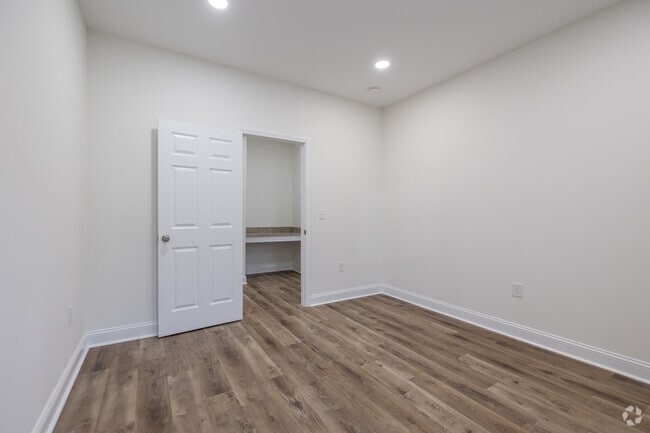 1BR, 1BA - 700SF - Bedroom
