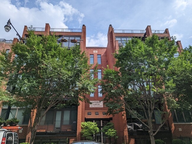 Building Photo - 1738 W Belmont Ave Unit 3F Rental