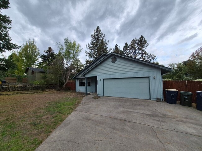 Building Photo - 3BR/2BA NE Bend Home