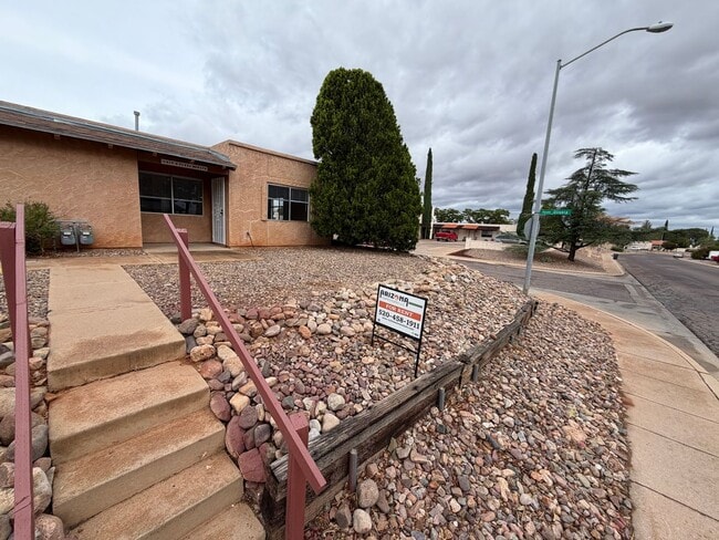 Building Photo - FRESHLY REMODELED!