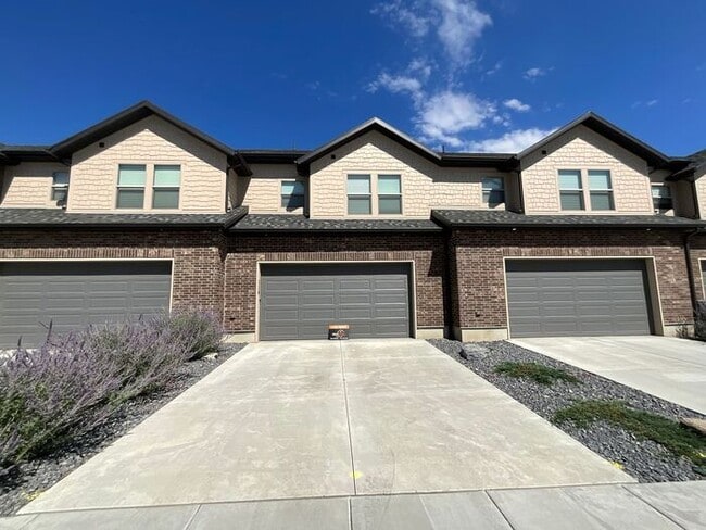 Photo - 2 bedroom 2 1/2 bath 2 car garage small do...