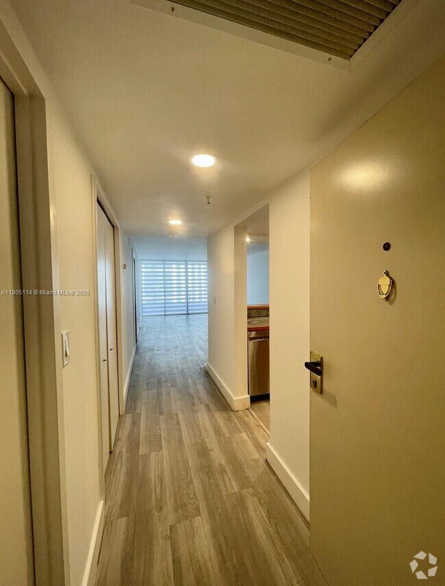 Building Photo - 555 NE 15th St Unit 16F Rental