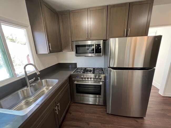 Photo - 1137 W 9th St House