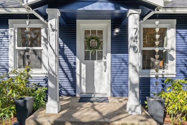 Photo - 740 Sterling St