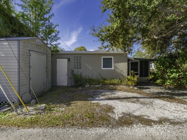 Photo - 2808 Clinton St S