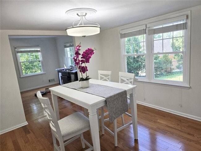 Photo - 800 Glenairy Dr NE