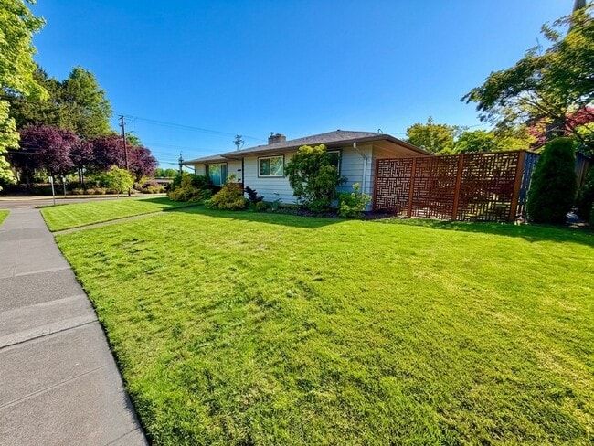 Building Photo - Spacious, Remodeled 5bd/3bath Cherry Park Home with Large Fenced Garden and Finished Basement