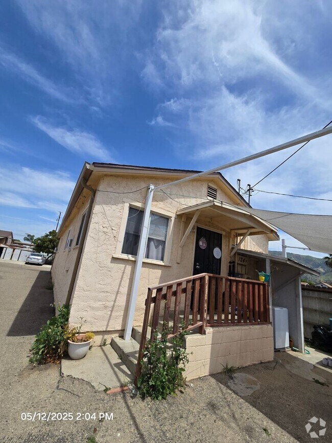 Building Photo - 2 bedroom 1 bathroom with A/C Rental