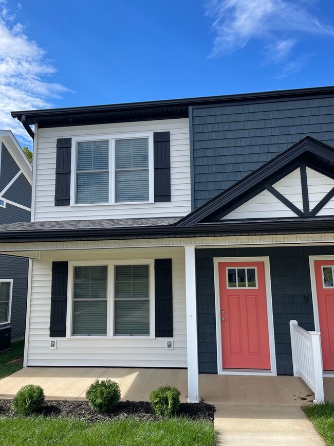 Large lighted front porch, covered entry - 2225 Kenwood Blvd SE Unit B