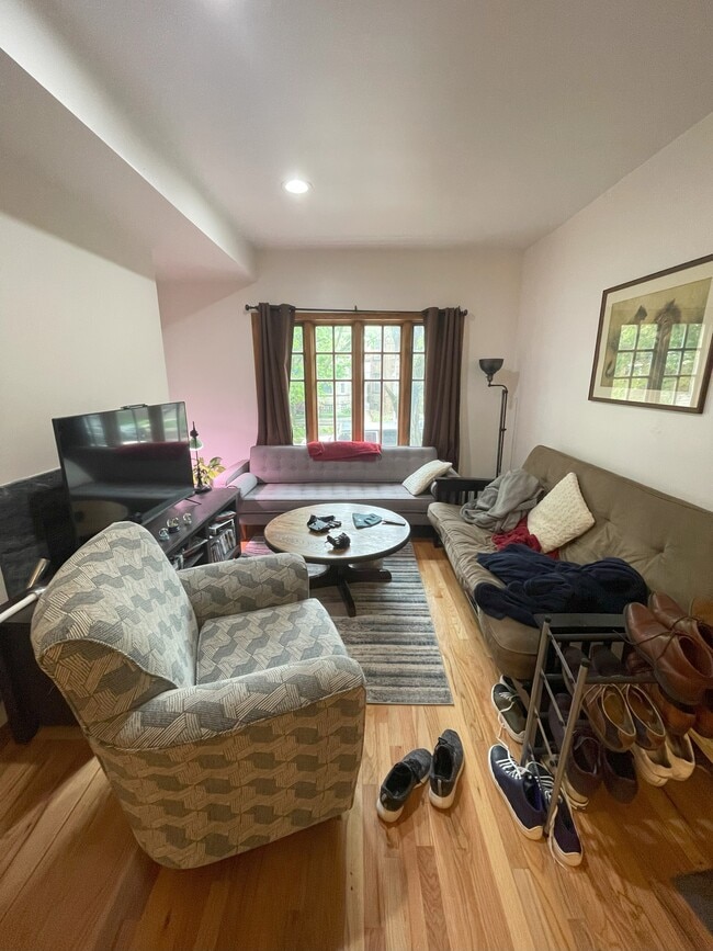 Living Room - 1225 W Roscoe St Unit 1