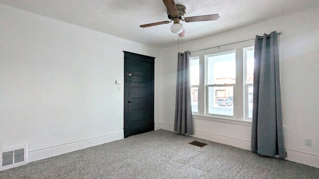 Photo - 142 Annapolis St E