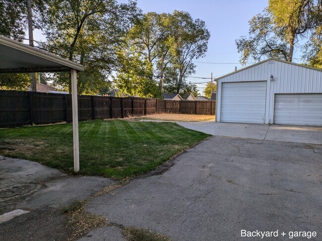 1195 Iola Ave