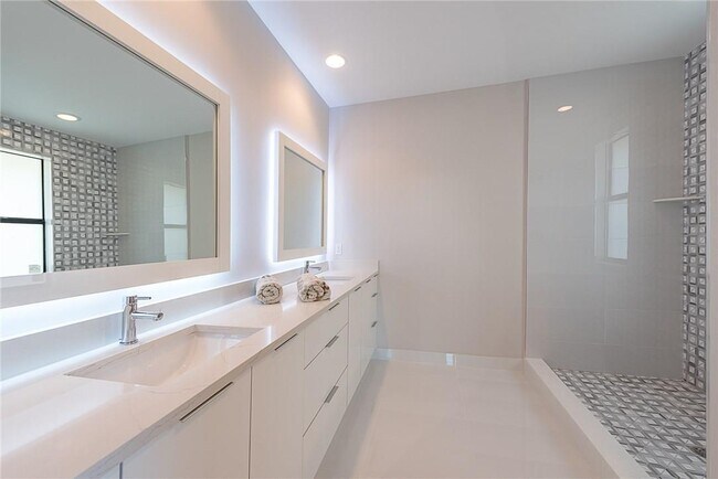 Photo - 1101 NE 3rd Ave