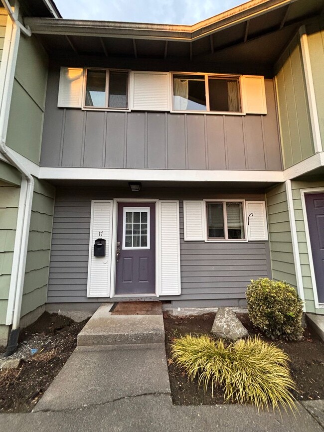 2 Bedroom, 1.5 Bathroom Townhome Available... - 2 Bedroom, 1.5 Bathroom Townhome Available... Unit 17