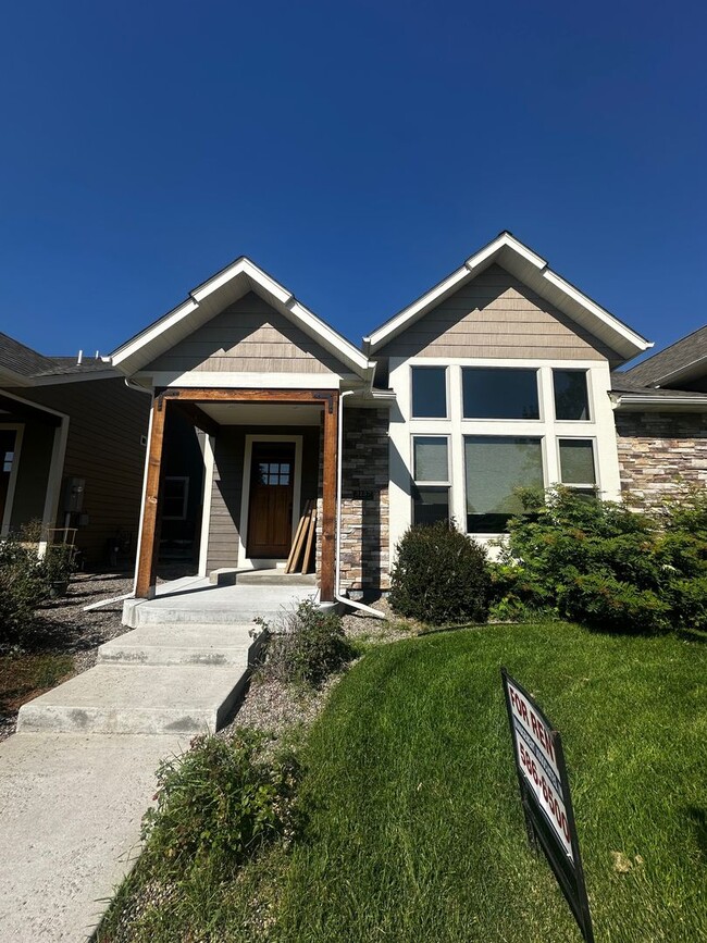Building Photo - Gorgeous modern 5 bedroom - Minutes from MSU! Rental