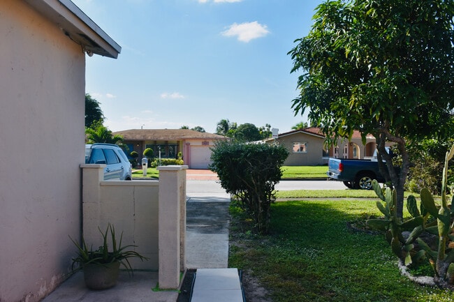 Building Photo - 851 SW 49th Ter Unit A