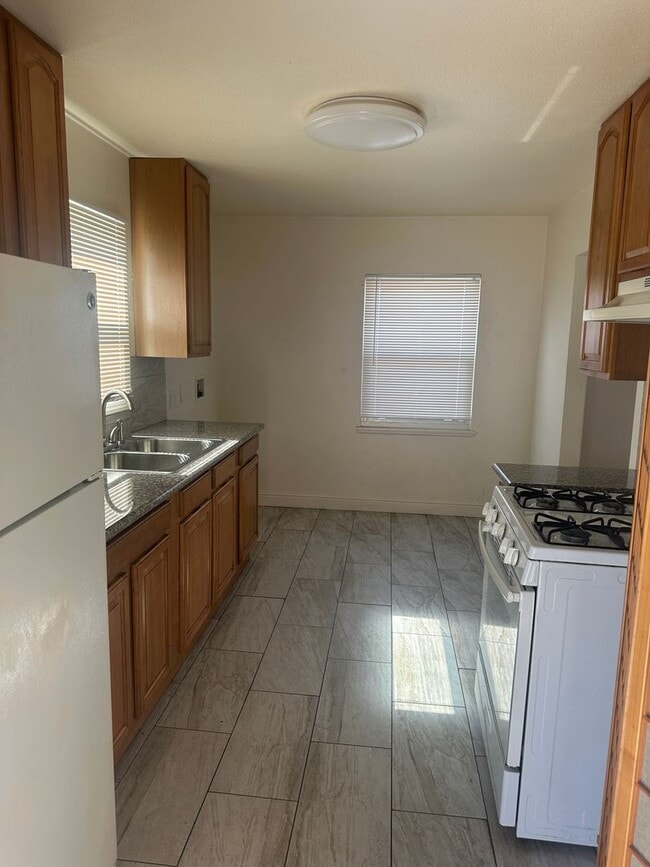 Building Photo - 6614 Bancroft Ave Unit #6616