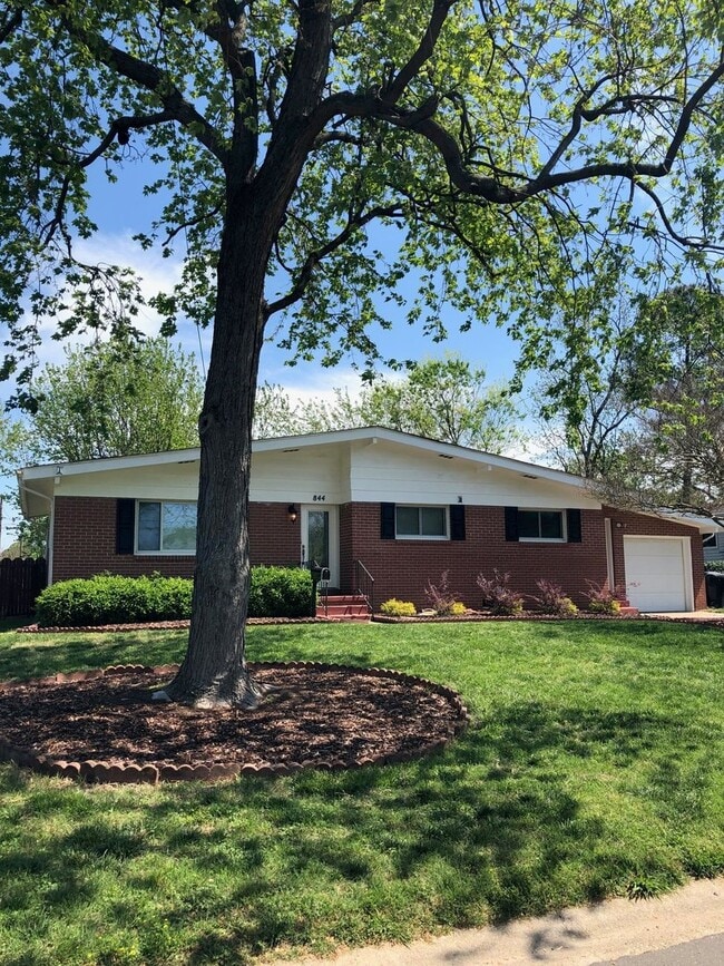 Building Photo - GORGEOUS HOME IN ARAGONA!