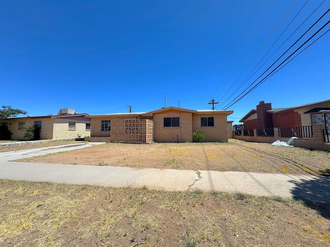 Building Photo - Northeast El Paso 4 Bed 2 Bath  Refrig A/C