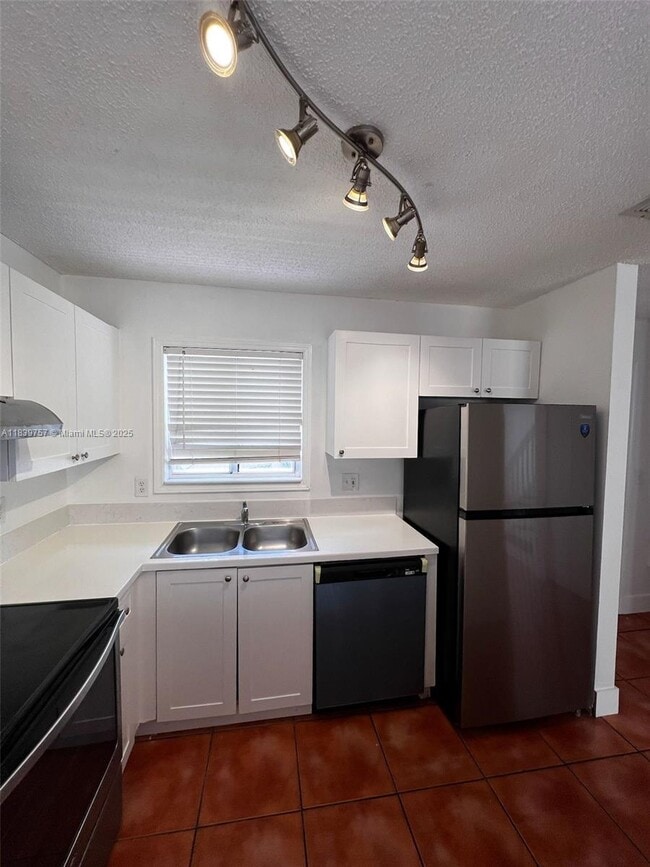 Building Photo - 6215 SW Kendale Lakes Cir Unit 272 Rental