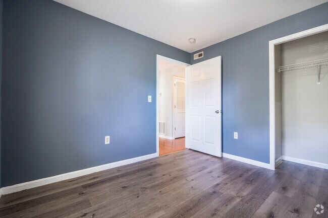 3 habitaciones, 1 baño - 950 pies cuadrados - Dormitorio secundario - 816-818 Rubel Ave Apartamentos