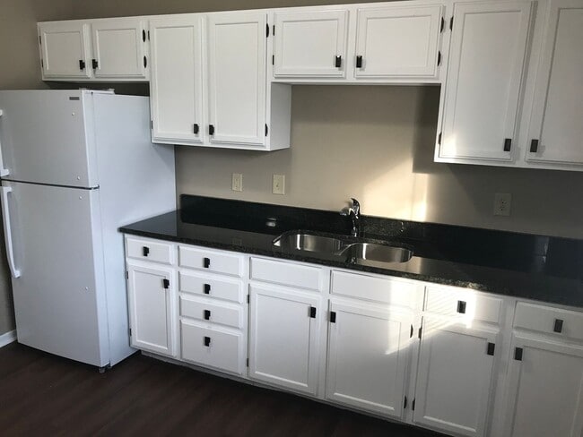 Building Photo - 812 E 7th St Unit A