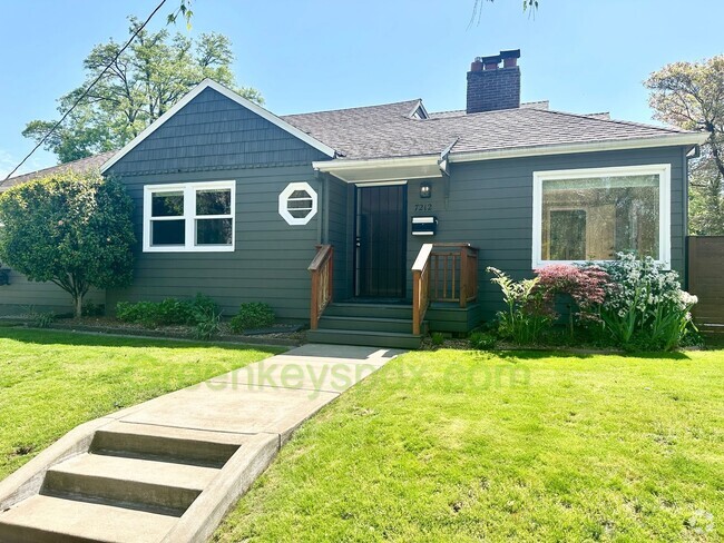 Building Photo - Huge 4 Bedroom 2 Bath House across from Ro...