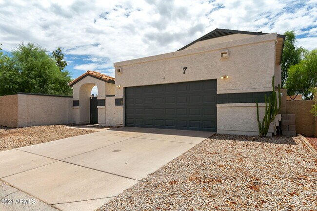 Photo - 619 E Jensen St