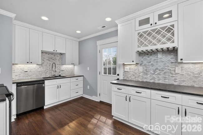 Photo - 307 E Peterson Dr