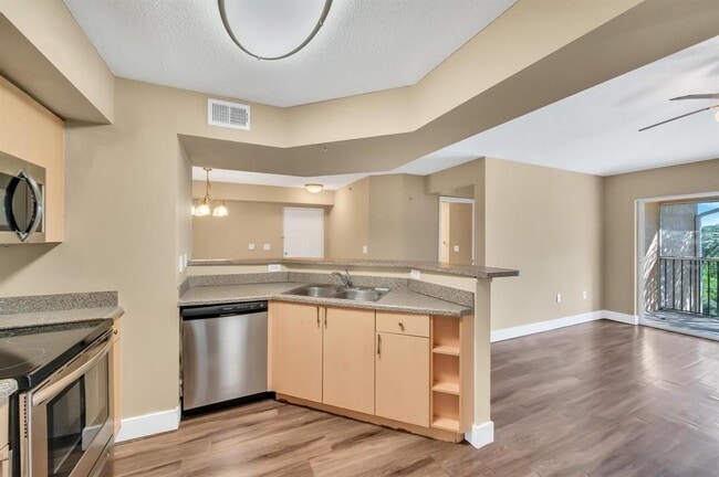 Building Photo - 3702 NW Mediterranean Ln Unit 103