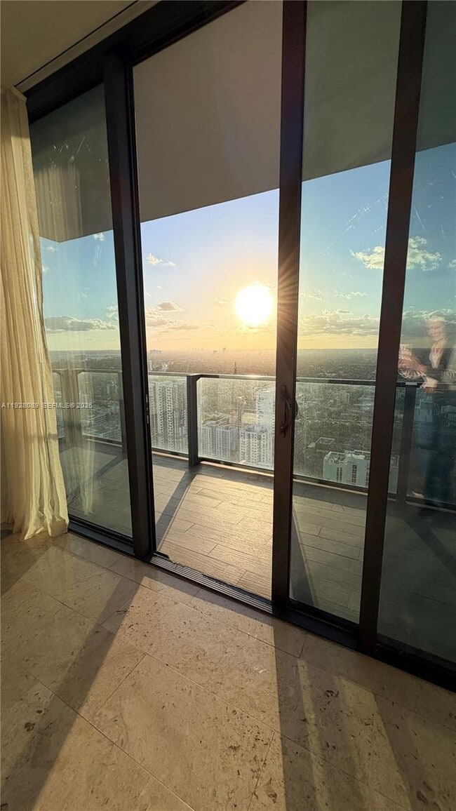 Photo - 88 SW 7th St Unidad 3906